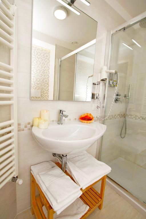 קליארי Brezza Marina Luxury Rooms מראה חיצוני תמונה