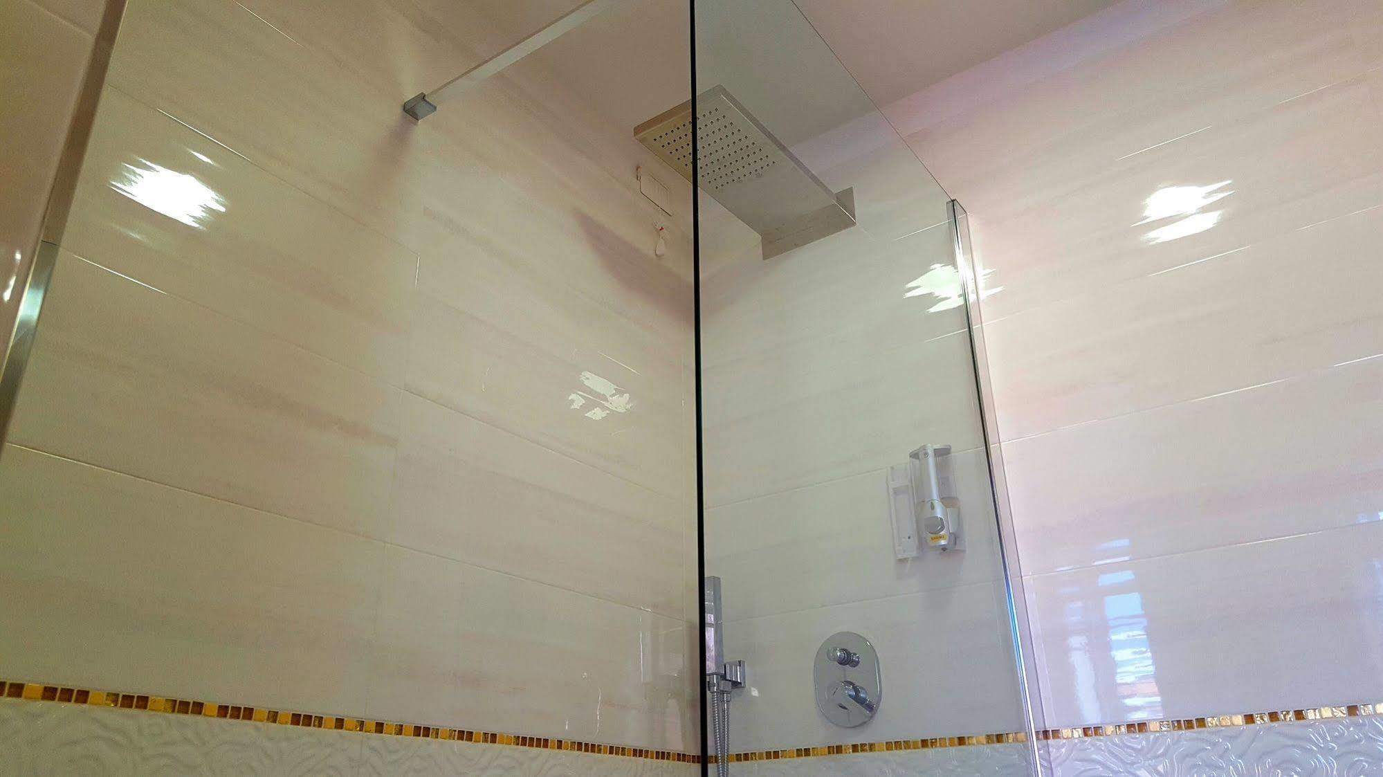 קליארי Brezza Marina Luxury Rooms מראה חיצוני תמונה