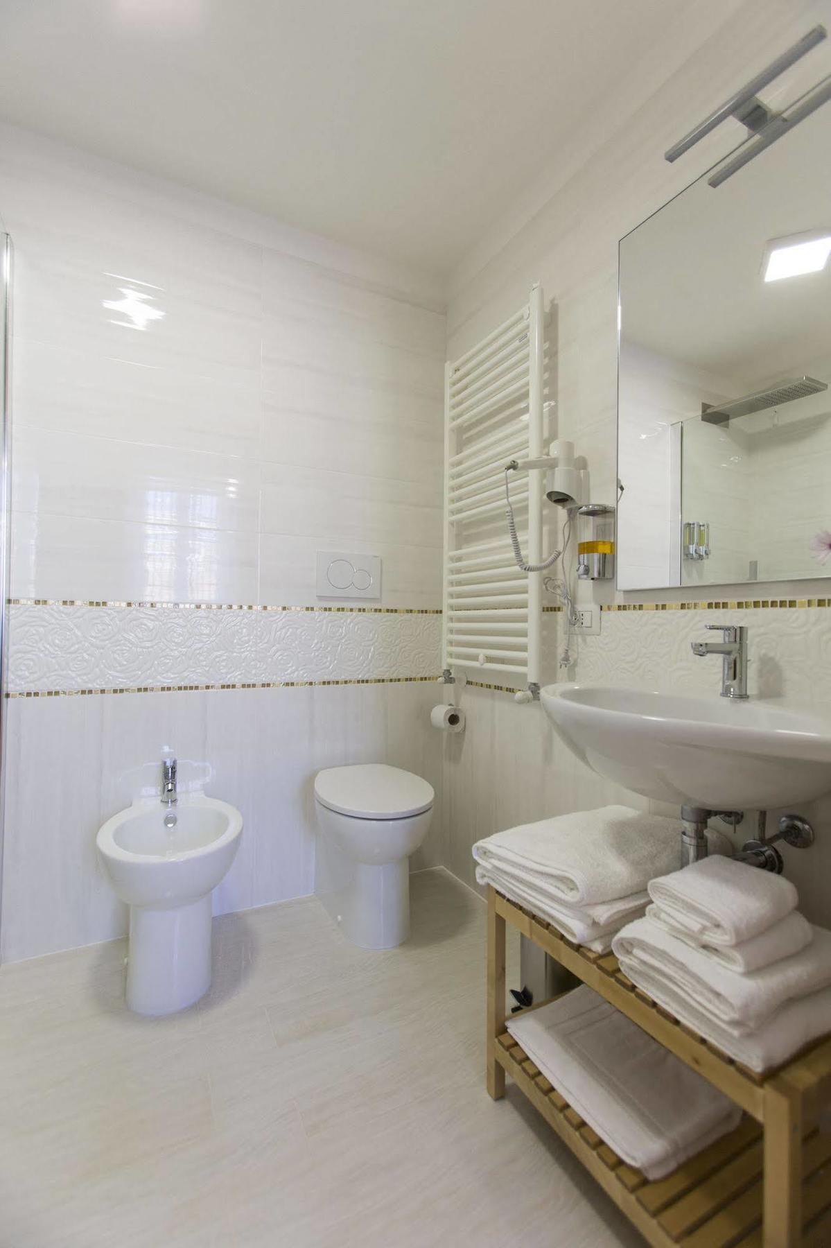 קליארי Brezza Marina Luxury Rooms מראה חיצוני תמונה